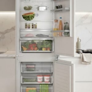 Series 4 built-in fridge-freezer with freezer at bottom 193.5 x 70.8 cm flat hinge
